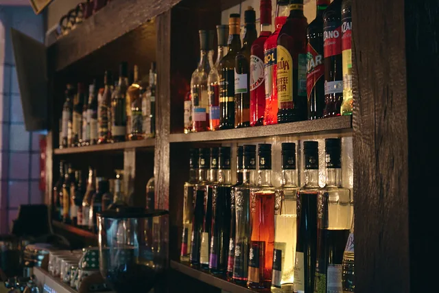 Коллекция бутылок на барных полках