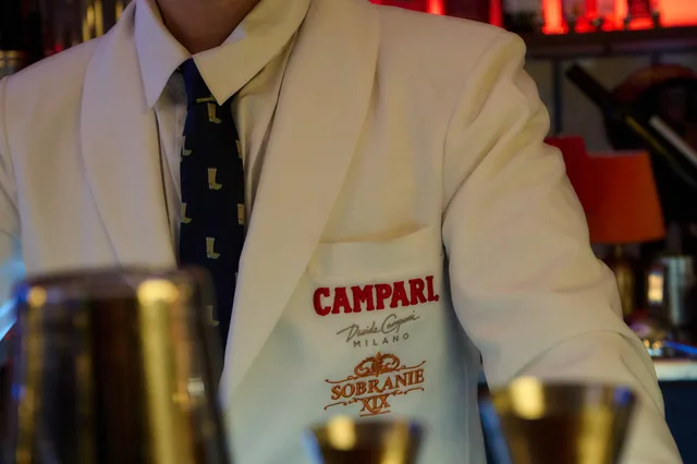 Белый пиджак с вышивкой Campari и «Собрание XIX»